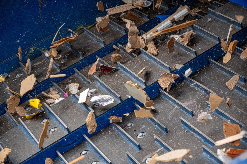 Holz wird in der Anlage aussortiert.