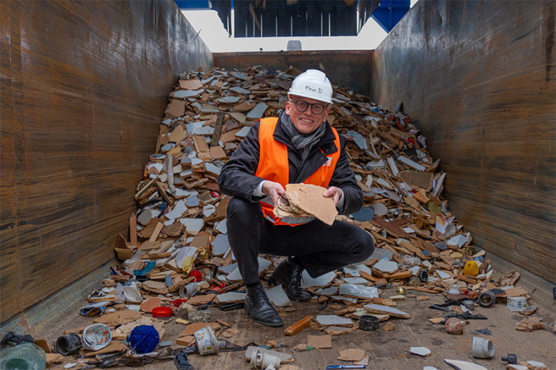 Geschäftsführer Burkhardt Jänicke zeigt Ergebnis der Sortierung.
