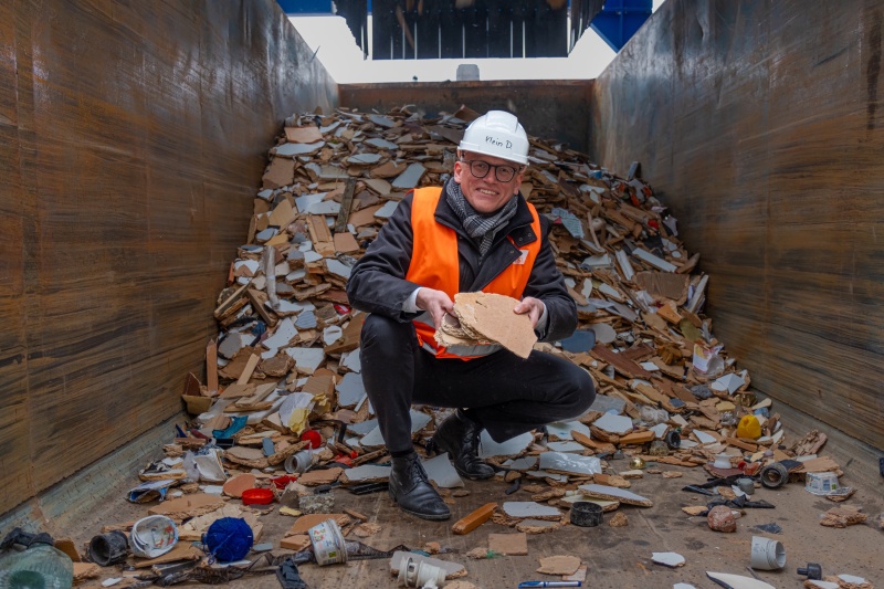 Geschäftsführer Burkhardt Jänicke zeigt Ergebnis der Sortierung.