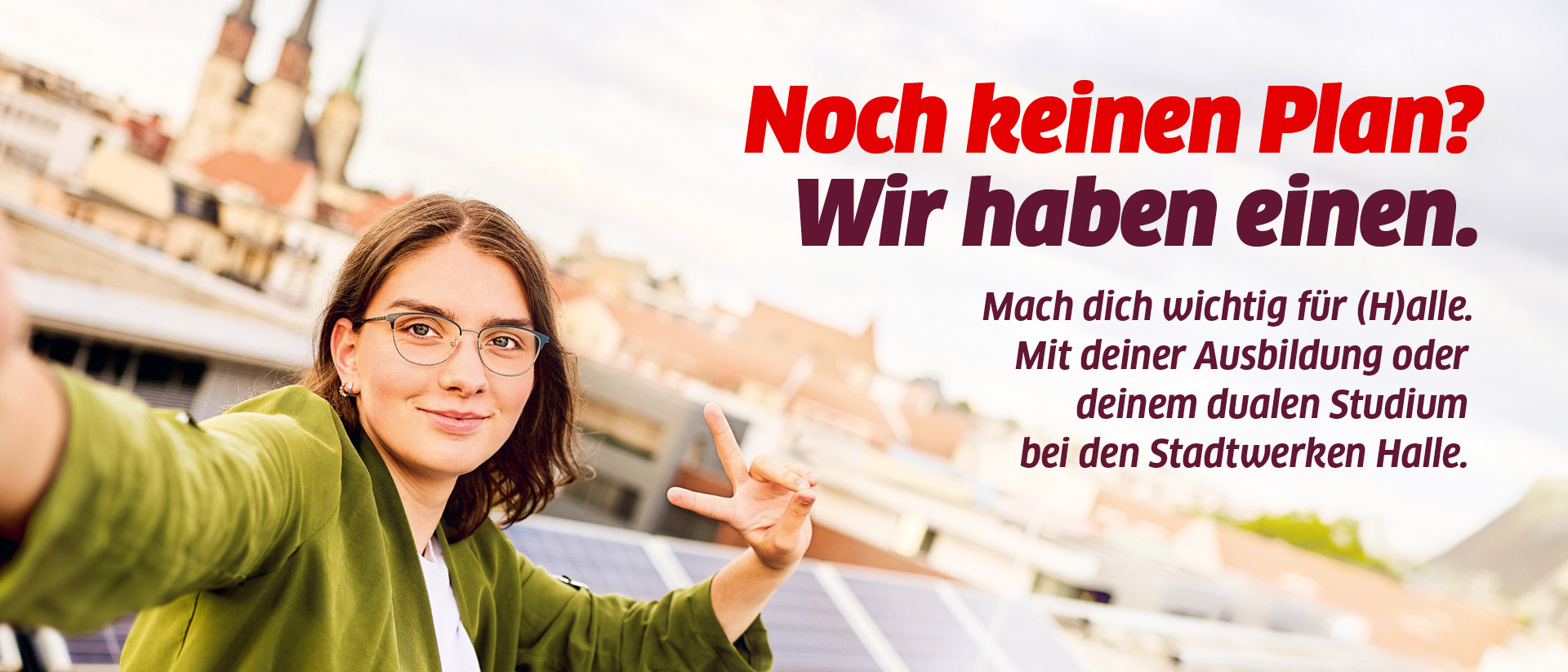 Junge Frau macht Peacezeichen.