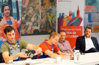 Ausbildung bei den Stadtwerken Halle, zwei Auszubildenden präsentieren erste Ergebnisse